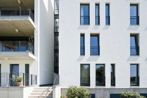  Die flexiblen Grundrisse der 25 Wohneinheiten von 50 bis 150 m² erlauben eine Anpassung des Wohnraums an veränderte Lebensbedingungen. Jede Wohnung verfügt über eine Loggia, einen Balkon oder eine Terrasse mit Blick auf die Spree. Bodentiefe Fenster lassen viel Licht ins Haus  