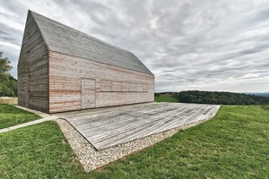  oben: Wie aus einem Stück Holz geschnitzt wirkt das Haus aus Lärchenholz. Das steile Dach ist als hinterlüftete Konstruktion mit EPDM-Bahnen als wasserführende Schicht aufgebaut. Kastenrinnen verlaufen in der Dämm-ebene der Wände 