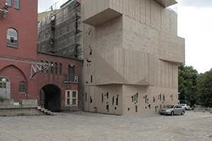  Blick vom Gelände des Pfefferberges zum Eingang des Geländes 