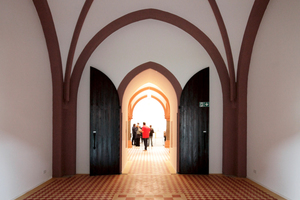  Klug inszeniert: Der Zugang zur Kirche geht durch verschieden dimensionierte, verschieden helle Räume 