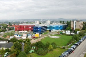  Fünf Leitfarben changieren in der Lochfassade in 32 Farbtönen von dunklen zu hellen Paneelen 