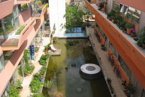  Blick in den grünen Innenhof der „Sargfabrik“ 