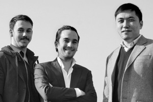  v.l.n.r.: Marc Schmit, Pascal Berger, Mengjia HeMarc Schmit, M.Arch ETH, SIA, AKBgeboren in Luxemburg/BEStudium an der ETH Zürich/CHAbschluss seines Studiums mit Master DegreePascal Berger, M.Arch ETHgeboren in Basel/CHArchitekturstudium an der ETH Zürich/CHAbschluss mit Master DegreeHe Mengjia, M.Arch Uni Stuttgart, Klasse 1, Arch. (prc)geboren in Shanghai/ROCArchitekturstudium an der Tongji Universität, Shanghai/ROC und an der TU StuttgartAbschluss Master DegreeM. Schmit P. Berger und H. Mengjia sind Gründungsmitglieder von Playze 