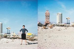  Der „Strip“ von der Wüste aus gesehen. Denise Scott Brown links, Robert Venturi rechts, 1966 