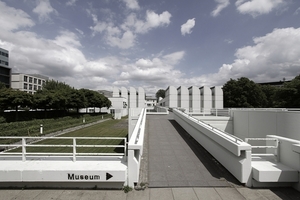  Blick vom Pavillon auf das Bauhaus-Archiv mit vorgelagerter Rampe 