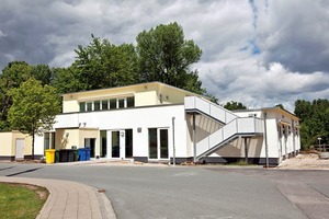  Nur gut ein halbes Jahr Bauzeit war für die Kita von Vertbaudet in Fürth angesetzt. Da gleichzeitig die Außenfassade verputzt wurde, war kein Lüften möglich, wegen der Holzbauweise durfte keine hohe Luftfeuchtigkeit entstehen. Ein definiert belegreifer Schnellzementestrich (begehbar bereits nach 16 Std.) war die Lösung, um den 7 – 9 cm dicken Heizestrich auf rund 600 m² Fläche fugenlos und formstabil zu gestalten und den Linoleumbelag termingerecht zu verlegen 