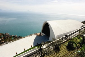  Blick von höher gelegenen Gärten auf die Musikhalle und den Golf von Salerno 