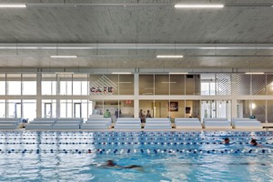  Durch die komplett verglaste Trennwand zwischen der Bar und der Schwimmhalle gelangt − zusätzlich zur Glasfassade im Westen – viel indirektes Licht ins Schwimmbad 