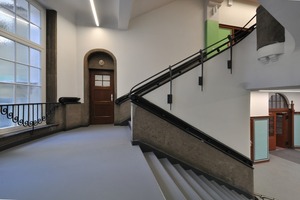  Treppenhaus vom Eingangsfoyer nach oben 