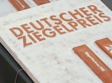 Keramikplakette-fuer-die-Preistraeger-des-Deutschen-Ziegelpreises-2019