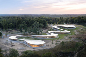  Wie ein Fluss windet sich das Meditationszentrum von einem sanften Hügel herab 