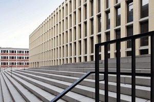  Blick auf die Regalfassade und die Hoframpe, die zum Bestand hin Stufenlandschaft ist 