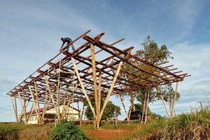  Um einen Termitenbefall der Gebäude zu vermeiden, verbanden die Architekten vier Fußpunkte zu einem und ließen diese aus Eisen von lokalen Handwerkern fertigen 