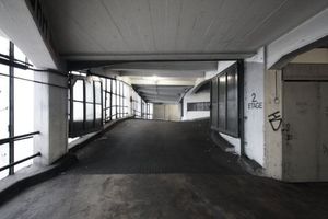  Tageslicht dagegen in der je nach Außen hin orientierten Erschließung (hier links die noch weitestgehend erhaltene Vorhangfassade der Frankfurter Glasdachfabrik Claus Meyn KG)  