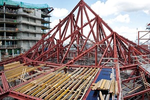  Die Unterkonstruktion des Daches besteht aus Stahlträgern, die teilweise nicht-marktübliche Dimensionen aufweisen 