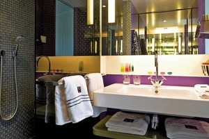  Zu jedem Zimmer gehört ein Bad in italienischem Design mit Waschbecken, Toilette und einer Regendusche mit Sitzbank 