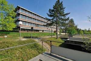  Blick von einem oberen Parkdeck auf Pavillon Nr. 4 