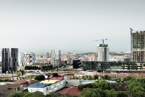  Unauffällige Extravaganz im Neubaugemisch; Toyo Ito rechts, rot 