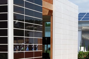  Das Material, das die Fassade in Weiß glänzen lässt, ist Corian, das eigentlich bekannt ist für den Innenausbau 