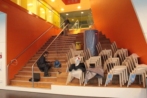  Die in die obere Etage führende Treppe, kann auch als Sitzgelgenheit genutzt werden 
