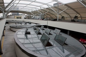  Die 300 m lange Shopping-Mall erhält viel Tageslicht durch elliptischen Glasdächer  