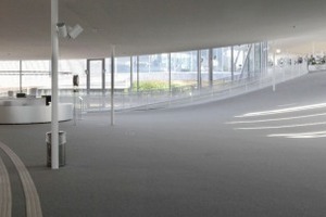  Im Inneren lassen die durch die Wellenform entstandenen Hügel,  Täler und Plateaus die Kanten des Gebäudes unsichtbar werden. Sanfte Steigungen und Terrassen ersetzen Stufen und Treppenhäuser 
