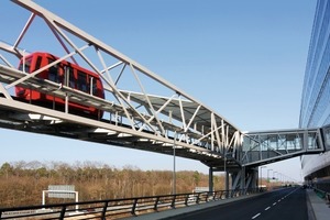  Der Skylink am Flughafen Frankfurt verbindet „The Squaire“, die Landmark_Immobilie in der Airport City Frankfurt, mit einem 300 m entfernten Parkhaus für ca. 2 500 Pkw‘s 