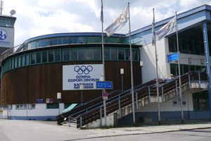  Die Sanierung der Tragkonstruktion im Eingangsbereich dem Olympia-Eissport-Zentrum musste rechtzeitig zu Beginn der Eishockey-Saison fertiggestellt werden. Die Entscheidung fiel auf Triflex Flüssigkunststoff auf Basis von Polymethylmathacrylatharz (PMMA), um den Anforderungen durch Witterungsbedingungen und den Belastungen durch den Publikumsverkehr zu begegnen 