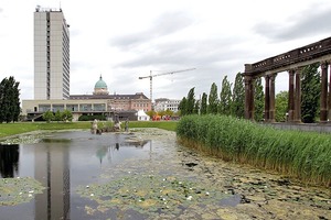  Blick vom Lustgarten auf Mercure-Hotel, Schloss und Kuppel der Nicolaikirche 