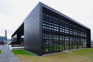  Die Fassade des Energy Campus besteht aus 2 mm dicken bandbeschichteten Voll­aluminiumkassetten in Eloxaloptik. Die AlMg3-Legierung ermöglichte die Einsparung von einem Drittel der Materialmenge im Vergleich zu einem handelsüblichen Vollaluminium mit AlMg1-Legierung, ohne dass die Formate der Aluminiumkassetten verkleinert werden musstenNovelis Deutschland GmbHnovelis.com  