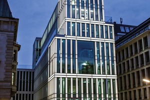  Aufbauend auf verschiedenen Aluminium-Sonderprofilen ist die Fassade des HKIC-Neubaus gegliedert. Die Lisenen aus speziell entwickeltem ESG-Glas, das geätzt und mit Siebdrucken versehen wurde, sind mit LEDs hinterleuchtet  