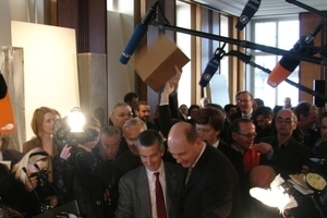  Ein Minister reicht einen Karton an einen Staatssekretär nach hinten weiter: Präsentation des Wettbewerbsergebnisses zur Schlossrekonstruktion (2009) 