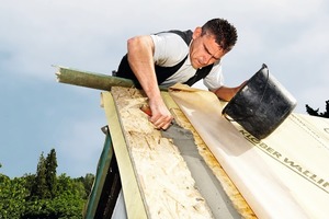  Für einen Schalldämmwert von 53 dB erfolgte auf einer 22 mm OSB-Schalung ein Systemaufbau aus 180 mm fugenfrei verlegter Steinwolle. Die begehbare Luftsperre wurde pastös verklebt und mit dem Mauerwerk verputzt 