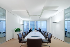  Der raumakustische Komfort beschreibt eine optimale akustische Arbeitsumgebung, die durch die Eigenschaften Halligkeit, Deutlichkeit, Grundgeräusch und räumliche Pegelminderung definiert ist 
