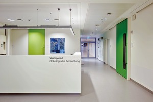  Die Farbe Grün kennzeichnet die Behandlungsräume im Sockel der Klinik. Dadurch wollen die Architekten „eine Verbindung der Innenhöfe mit den angrenzenden Räumen schaffen“  