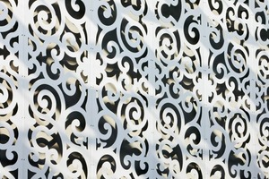  Wie für die äußeren Waben wurden auch für das Atrium Aluminiumtafeln als Vorhang für die Fassaden benutzt, hier aber ornamental ausgeschnitten 