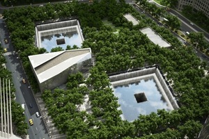  Blick vom „1 WTC“ hinab auf das Memorial mit Pavillon; Calatrava am linken Rand 