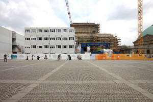  Westansicht am Bebel-Platz: die Baucontainerwand verstellt das Panorama wohl noch bis 2017 