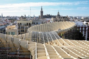  Platzfüllender Schattenspender: Dachaufsicht Richtung Kathedrale 