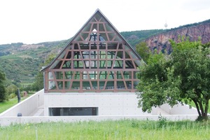  Vollverglaster Giebel bringt Licht unter das Kaltdach (Südwestansicht); dahinter der Rotenstein  