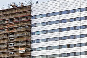  Weder die Sandwich-Elemente noch die Aluminiumfenster entsprachen den heutigen Wärmeschutzanforderungen, weswegen die Fassade saniert wurde 