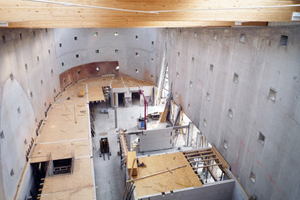  Im Zuge der Sanierung entdeckte man Asbest. Dieser war in Spritzputz enthalten der bei der Erbauung der Kirche im Altarbereich an die Wände aufgebracht wurde. Diese Entdeckung bescherte dem Team (Architekt/Investor) einige Mehrkosten  