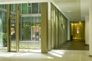  Im rundum verglasten Innenatrium, das sich als lichter Raum von 7m x 14m über alle Geschosse zieht, wächst ein japanischer Garten, der kontemplative Stille verbreitet 