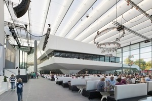  Die unter dem Lamellendach entstandene Loggia empfängt alle Besucher und leitet sie wettergeschützt in die lichtdurchflutete zentrale Eingangshalle und das Foyer 