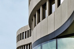  Rechts: Zur Abstimmung des Übergangs der Glasfassade zu der Beton­fassade standen die beiden aus­­führenden Firmen und der Fassadenberater in einem regelmäßigen Austausch. Einmal pro Woche trafen sich die Fachplaner zu einem Jour fixe 