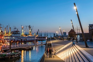  In Anlehnung an die Schiffsmasten und Kräne im Hamburger Hafen wurden die Lichtmasten an der Promenade nicht senkrecht, sondern mit einer Neigung von 15° montiert. Um eine „Stadienwirkung“ bei gleichmäßiger Beleuchtung zu vermeiden, planten Architekten und Lichtdesigner die Beleuchtung so, dass hellere und dunklere Lichtbereiche entstehen 