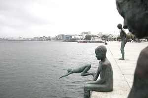  Bronzefigurengruppe erinnert an die Schwimmer, die hier mal regelmäßig tauchen gegangen sind. Jetzt soll das Centro Botín der Schatz sein, den es noch zu heben gilt 