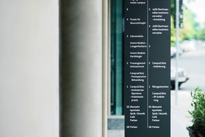  Ein Leitsystem muss aus der richtigen Entfernung die richtige Information liefern. Beschriftungen mit Fern- und Nahwirkung unterscheiden sich daher in Größe, Ausführung und Platzierung. Die freistehende Infostele macht mit großen, beleuchteten Lettern von weitem auf sich aufmerksam. Aus der Nähe weist sie in optimaler Lesehöhe den Weg zu den Eingängen 