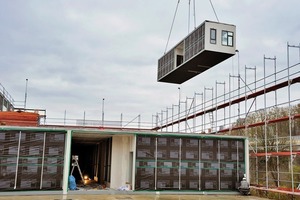  Innerhalb von 16 Monaten wurde das 9 574 m² (BGF) große Klinikum errichtet. Dank der klaren Struktur und Rasterung der 136 Module von ALHO war eine wirtschaftliche und schnelle Bauweise möglich  