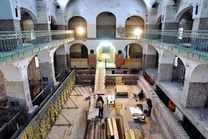  Blick in die noch unsanierte Halle des Jugendstilbades mit Schalungsarbeiten am alten Becken 